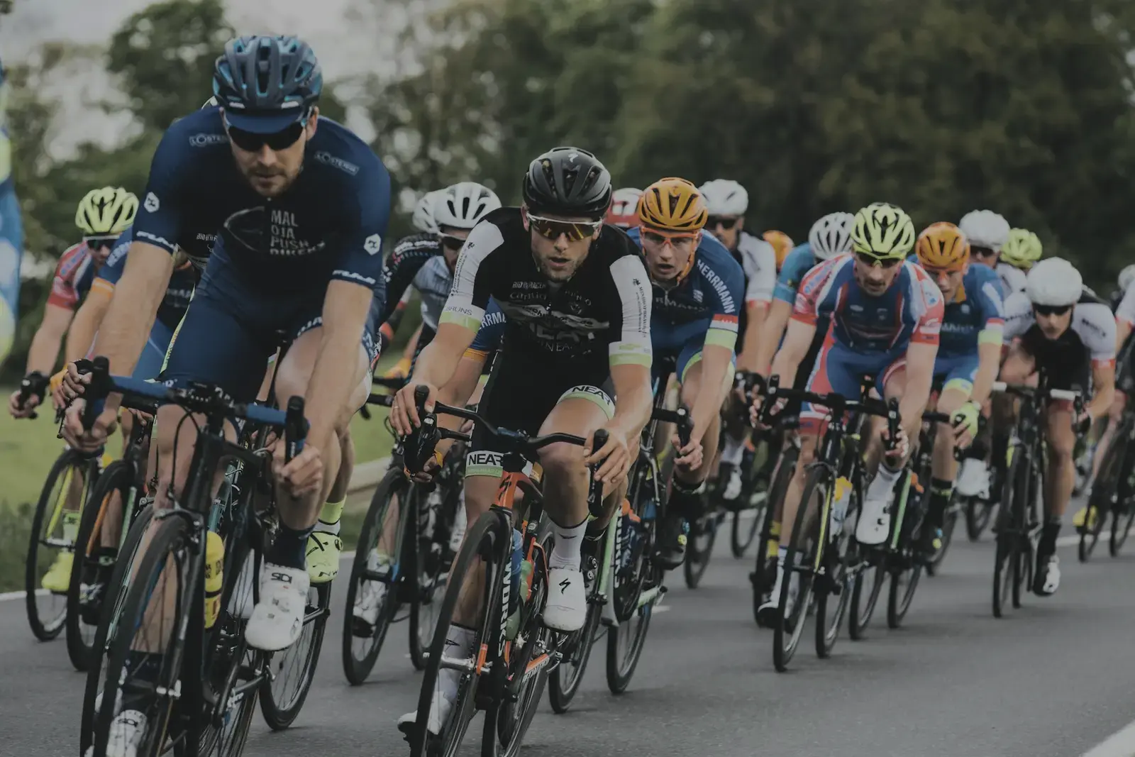 Um grupo de ciclistas pedalando junto